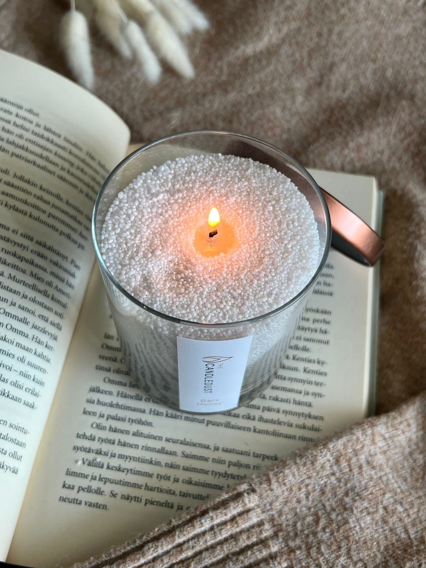 Puuterikynttilä lasissa - Raparperi kimallus 160g ~30h